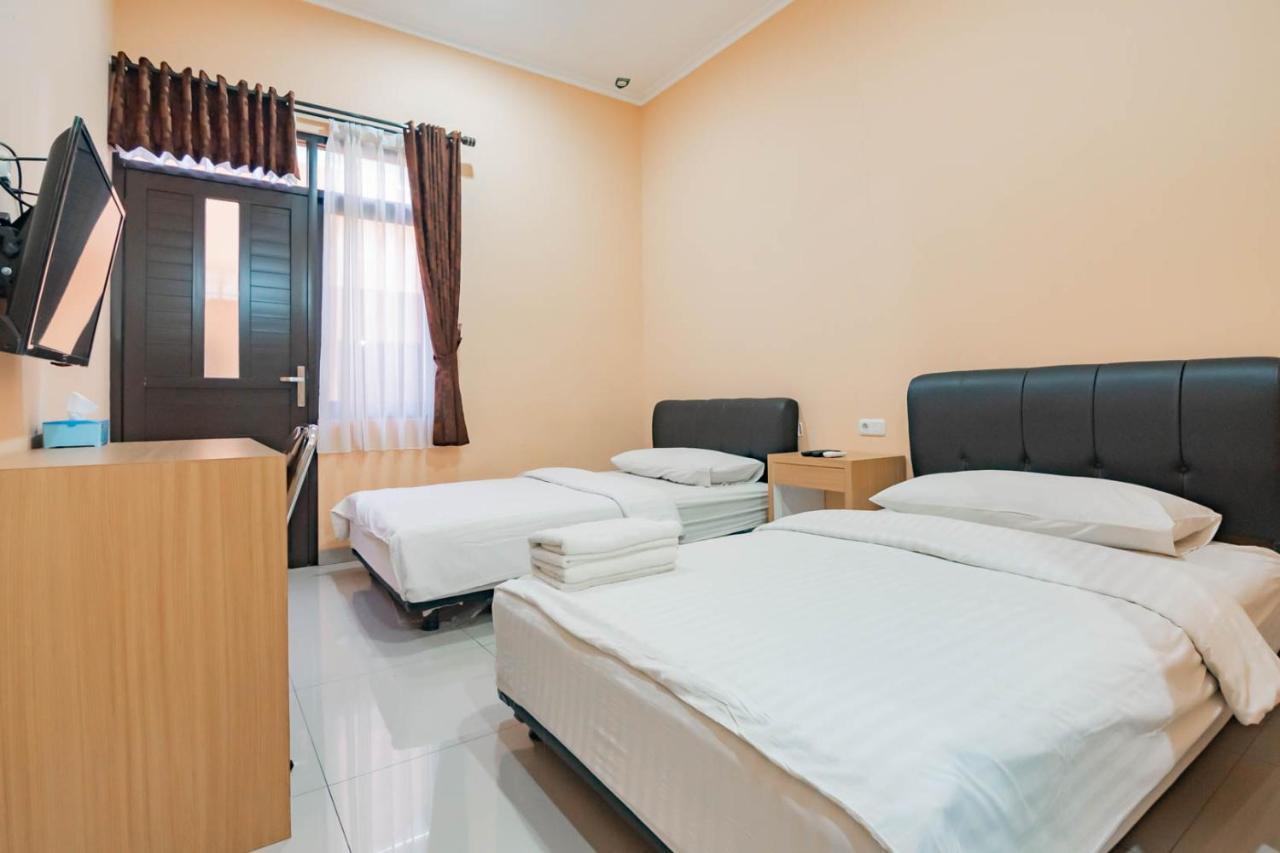 Shofy Guest House Mitra Reddoorz Бандунг Экстерьер фото