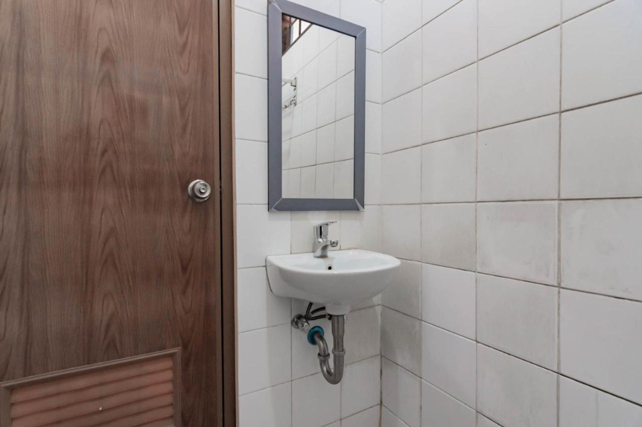 Shofy Guest House Mitra Reddoorz Бандунг Экстерьер фото
